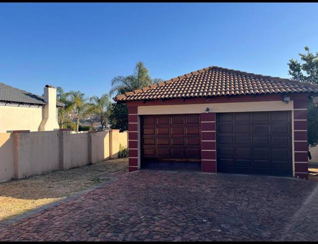 3 BEDROOM TOWNHOUSE FOR SALE IN THATCHFIELD